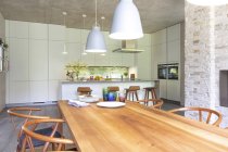 Современная открытая кухня и столовая — стоковое фото