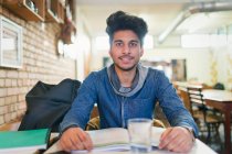 Портрет уверенный молодой студент колледжа, учится в кафе — стоковое фото
