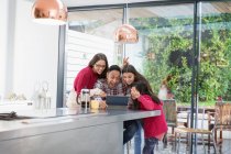 Грайлива сім'я бере селфі з цифровим планшетом на ранковій кухні — стокове фото