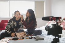 Ragazze adolescenti vlogging su applicazione trucco sul letto in camera da letto — Foto stock