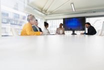 Geschäftsleute unterhalten sich im Konferenzraum — Stockfoto