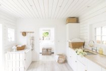Shiplap legno bianco casa vetrina lavanderia — Foto stock