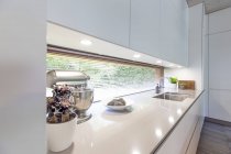 Intérieur de la cuisine blanche moderne — Photo de stock