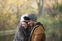 Cariñosa pareja joven abrazándose al aire libre - foto de stock