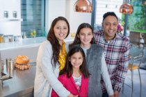 Porträt glückliche Familie in der Küche — Stockfoto