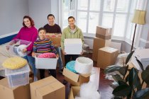 Retrato amigos mudando de casa, transportando caixas — Fotografia de Stock
