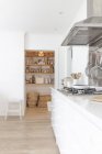 Casa bianca cucina vetrina con dispensa — Foto stock