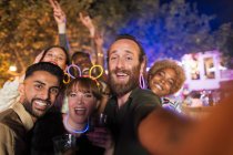Ponto de vista selfie amigos felizes curtindo festa — Fotografia de Stock