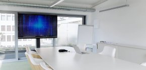 Pantalla de televisión en la moderna sala de conferencias - foto de stock