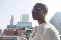Ambitionierte, selbstbewusste Geschäftsfrau auf sonnigem, urbanem Balkon — Stockfoto