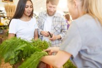 Couple buying vegetables at farmers market — Stock Photo