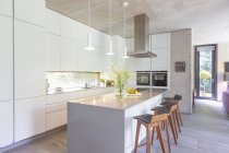 Moderna cocina blanca con isla de cocina - foto de stock