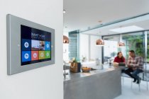 Sistema de navegación doméstica inteligente pantalla táctil en la pared de la cocina - foto de stock