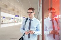 Geschäftsmann mit digitalem Tablet wartet am Bahnsteig — Stockfoto