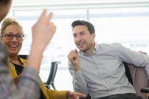 Pessoas de negócios sorridentes conversando em reunião — Fotografia de Stock