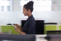 Geschäftsfrau mit digitalem Tablet im Büro — Stockfoto