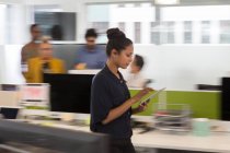 Бизнесвумен с цифровой планшет ходить в офис — стоковое фото