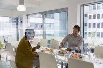 Geschäftsleute essen Sushi-Mittagessen im Konferenzraum — Stockfoto