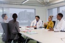 Médicos e administradores conversando na reunião da sala de conferências — Fotografia de Stock