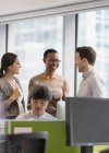 Empresários sorridentes conversando no escritório — Fotografia de Stock