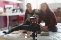 Teenage girls make-up vlogging hinter home videokamera auf bett — Stockfoto