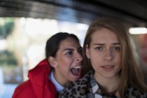 Irritado jovem mulher gritando com amigo — Fotografia de Stock