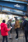 Filmstudenten filmen unter städtischer Brücke — Stockfoto