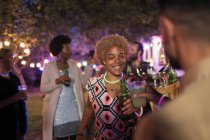 Felices amigos bebiendo cócteles y cerveza en la fiesta del jardín - foto de stock