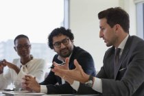 Empresário conversando durante reunião na sala de conferências — Fotografia de Stock