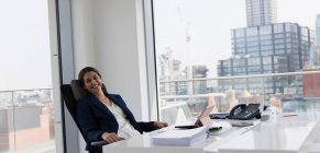 Ritratto donna d'affari felice e sicura di sé che lavora in un ufficio molto alto — Foto stock