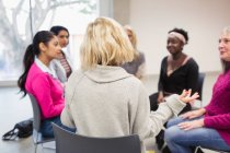 Grupo de apoio às mulheres falando em círculo — Fotografia de Stock