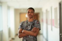 Retrato confiante sério menino do ensino médio no corredor — Fotografia de Stock