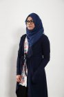 Retrato adolescente usando hijab - foto de stock