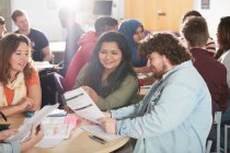 College-Studenten lernen gemeinsam im Klassenzimmer — Stockfoto