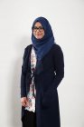 Портрет уверенной девочки-подростка в хиджабе — стоковое фото