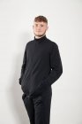 Retrato jovem confiante em casaco preto — Fotografia de Stock