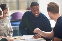 Glückliche junge männliche College-Studenten lernen und reden im Klassenzimmer — Stockfoto