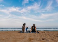 Пара отдыхающих на спокойном океанском пляже Киама Австралия — стоковое фото
