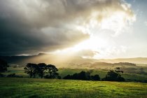 Nuvens do nascer do sol sobre idílica paisagem rural verde Kiama Austrália — Fotografia de Stock