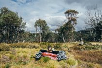 Mujer despreocupada relajándose en los bosques Alpine National Park Australia - foto de stock