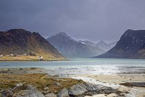 Vue panoramique montagnes et océan Flakstadpollen Lofoten Norvège — Photo de stock