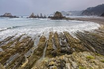 Tranquilo mar rochoso praia Praia da Gueira Astúrias Espanha — Fotografia de Stock