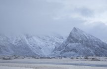 Montagne innevate maestose sopra il villaggio Ramberg Lofoten Norvegia — Foto stock