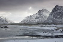 Vistas panorámicas montañas cubiertas de nieve Skagsanden Lofoten Noruega - foto de stock
