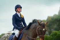 Confiado sonriente adolescente ecuestre montar a caballo - foto de stock
