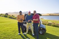 Портрет впевнені зрілі друзі чоловічої статі, гольф на сонячному полі для гольфу — стокове фото