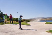 Чоловік вистрілив з бункера на сонячному полі для гольфу — стокове фото