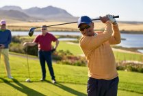 Reifer männlicher Golfer beim Abschlag an der sonnigen Box — Stockfoto