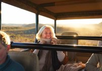 Счастливая пожилая женщина на сафари на внедорожнике — стоковое фото