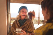 Glückliche Seniorinnen genießen Kaffee und lachen — Stockfoto